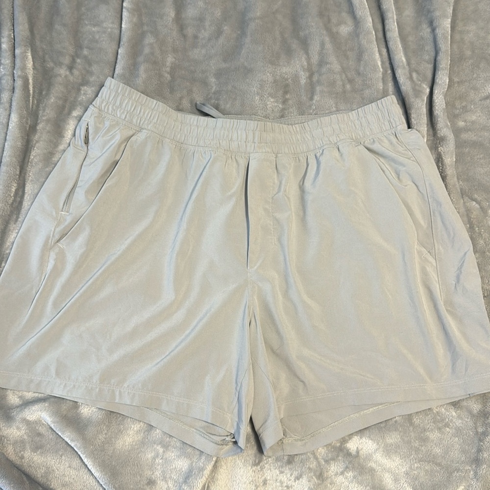 Lululemon men’s XL short. 5 inch